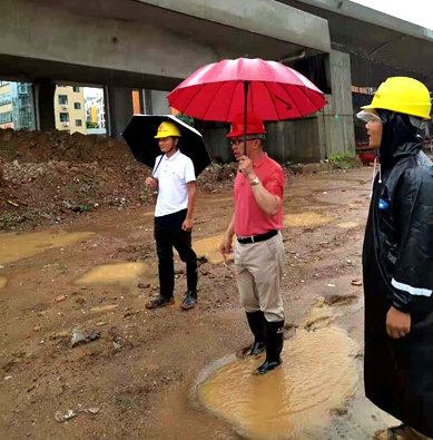 心系工地，夜不能寐——集團董事長孔德穩(wěn)冒雨到十八大項目現(xiàn)場檢查指導工作