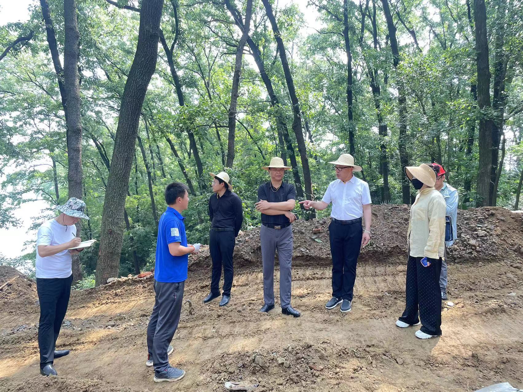 炎炎夏日丨集團公司董事長孔德穩(wěn)深入南灣湖鳥島項目檢查指導工作