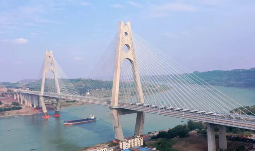 世界首座采用公路和高鐵同層！試驗(yàn)列車駛過臨港公鐵兩用長(zhǎng)江大橋